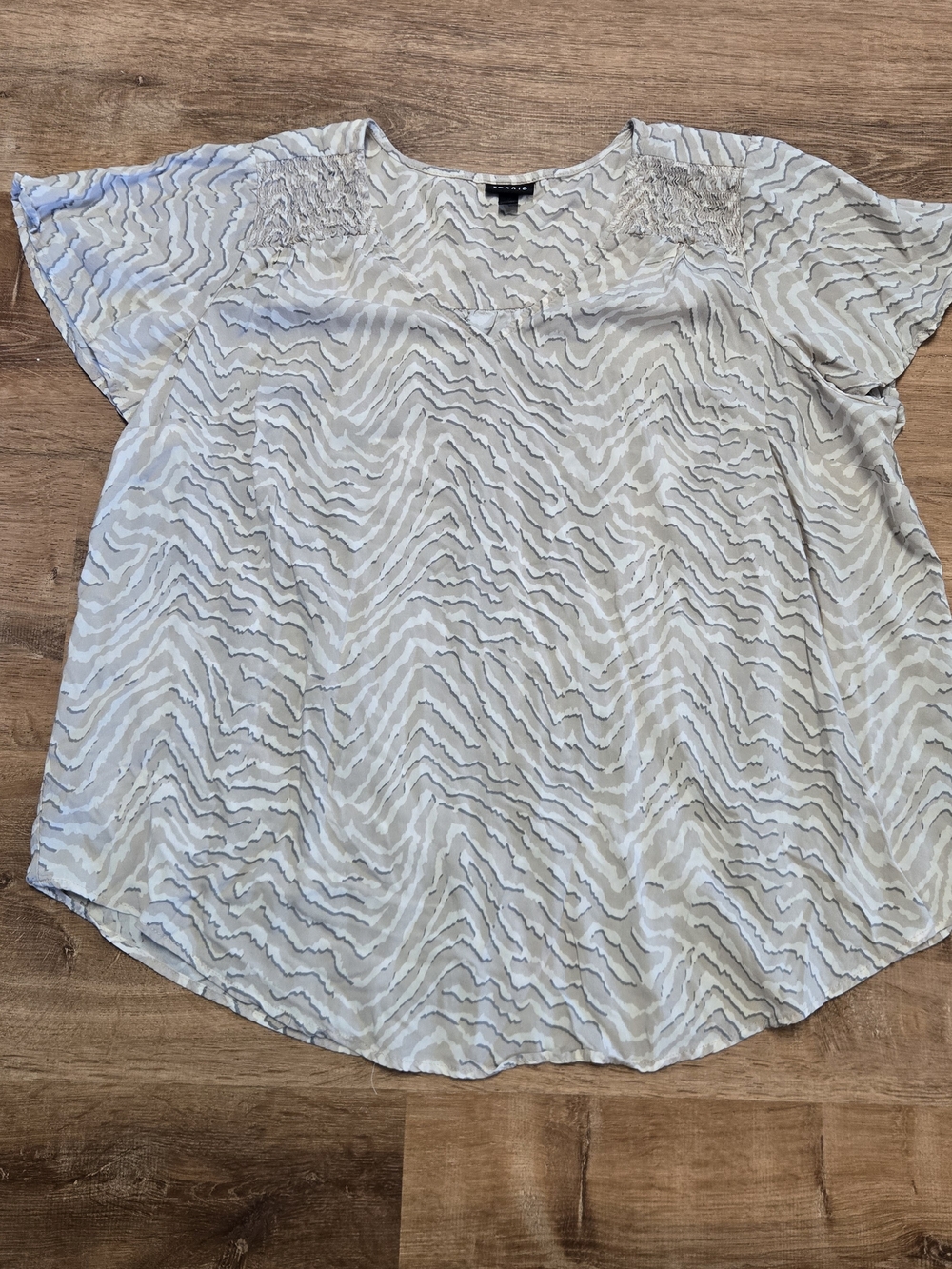 Torrid Women's Beige Gray Animal-Print Short Sleeve Blouse Size 2 2x